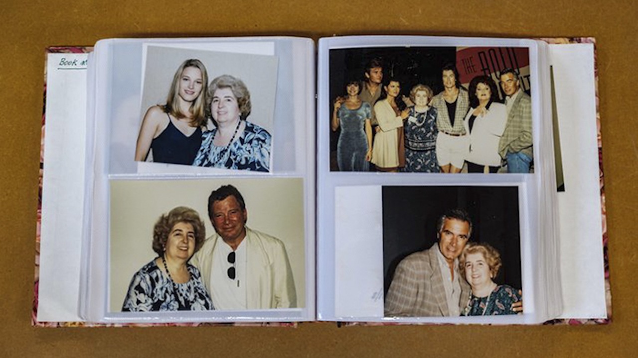 Un album fotografico donato accidentalmente a un negozio dellusato contiene foto fantastiche di una nonna con celebrità di Hollywood