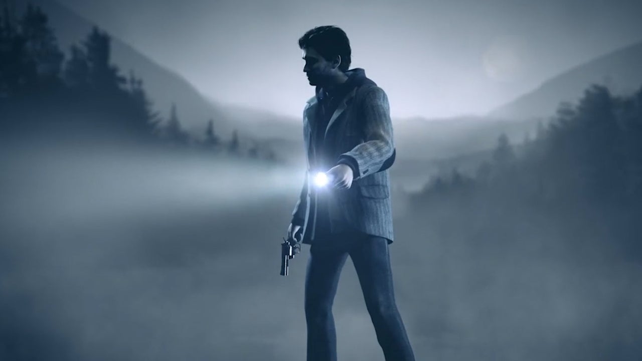 il protagonista cammina con pistola e torcia alla mano in mezzo alla nebbia