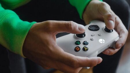 Microsoft con un controller Xbox