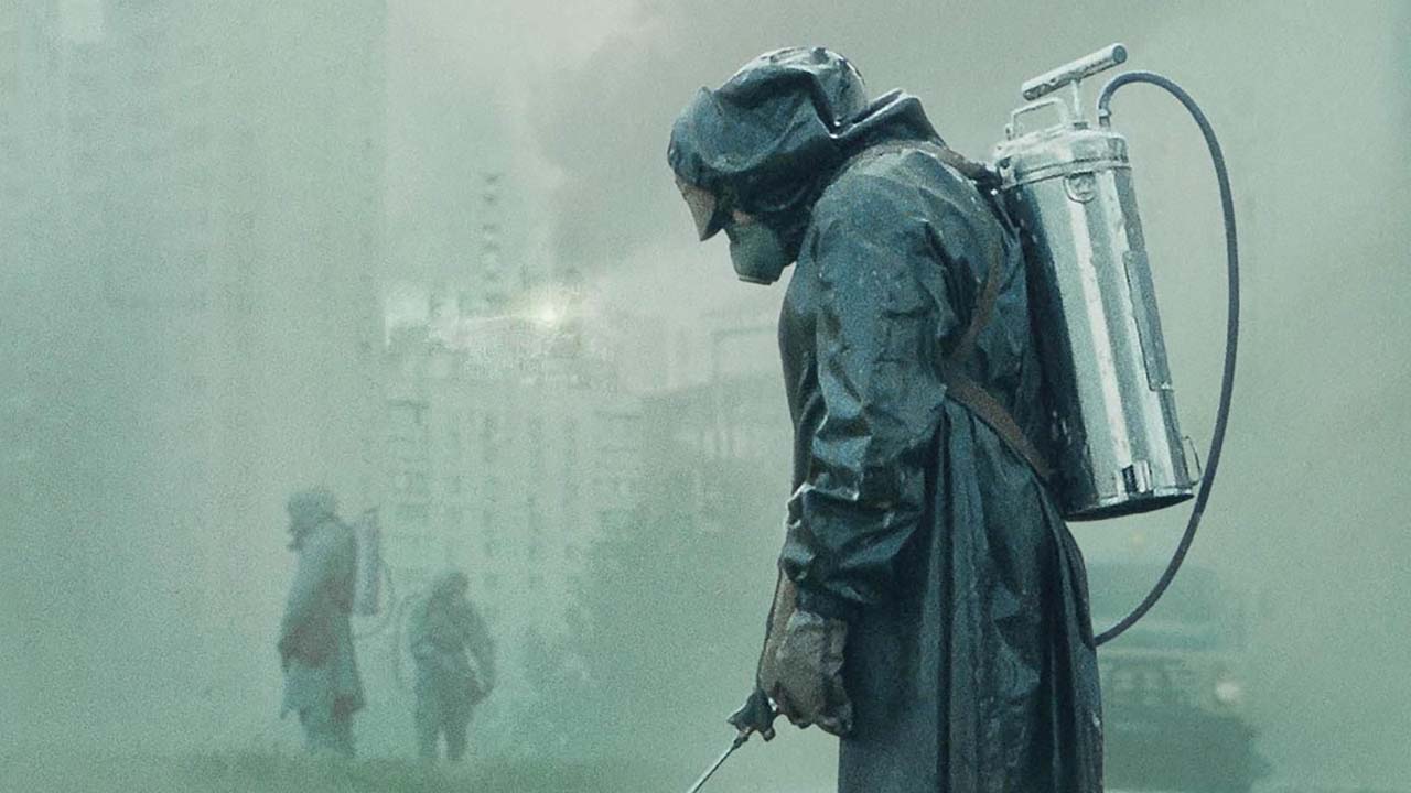 Una scena di Chernobyl, un operatore spruzza acqua sui detriti radioattivi