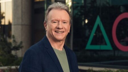 Jim Ryan di Sony che ride