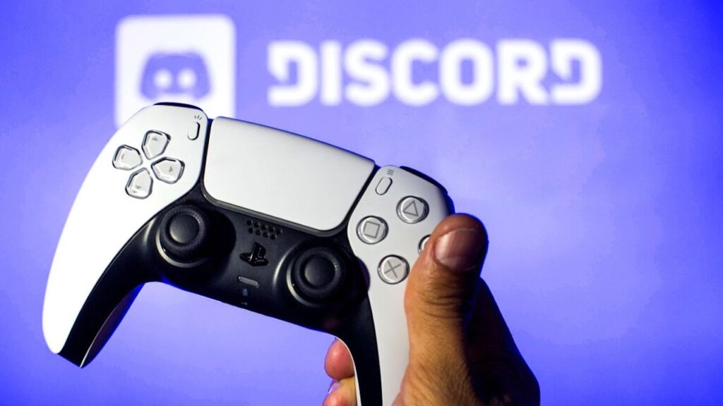 Il DualSense di PS5 con il logo di Discord sullo sfondo