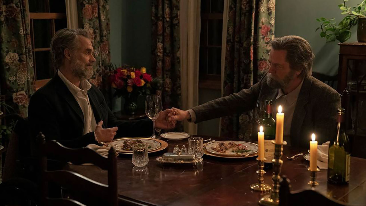 The Last of Us serie tv, Bill e Frank a cena mentre si danno la mano