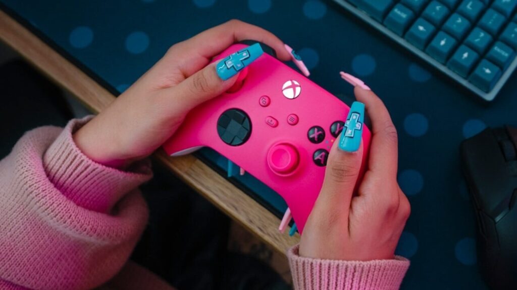 Il nuovo controller Xbox Deep Pink nelle mani di una videogiocatrice