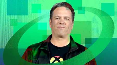 Phil Spencer con una t-shirt con il logo di Xbox