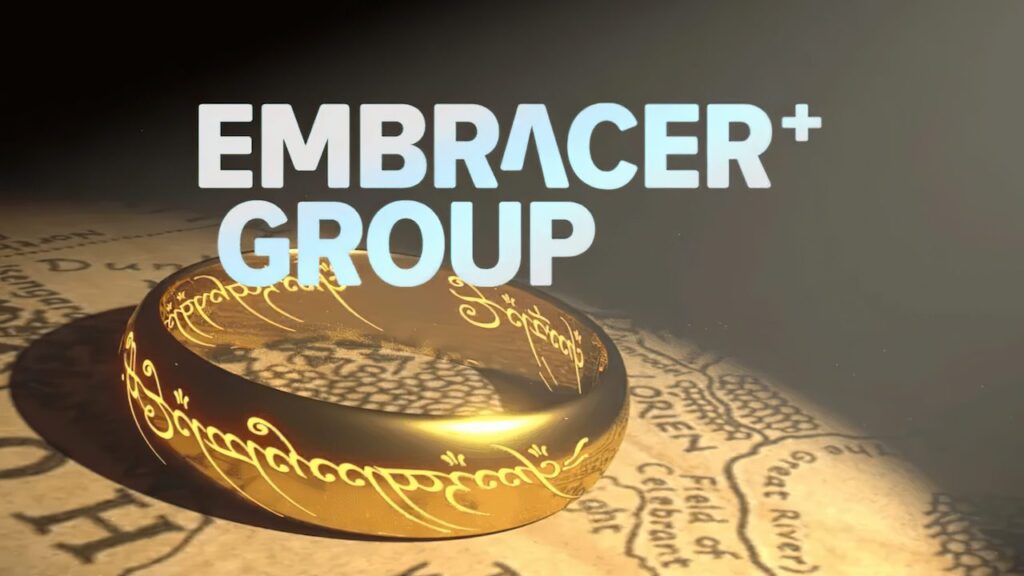 L'anello del Signore degli Anelli con la mappa della Terra di Mezzo sullo sfondo ed il logo di Embracer Group