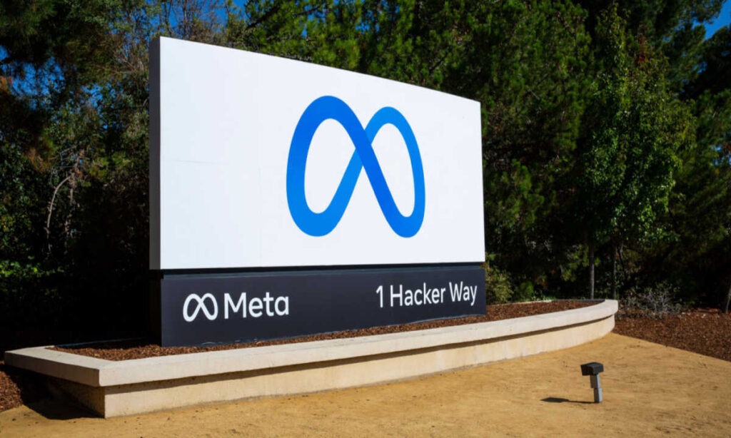 Il logo di Meta su un cartellone