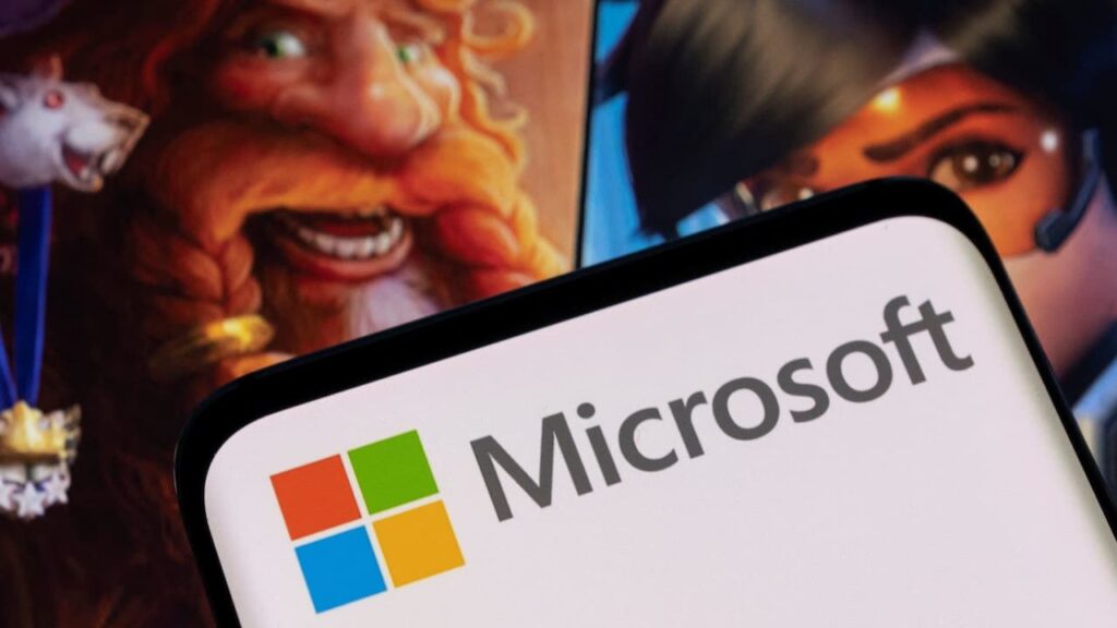 Il logo di Microsoft con sullo sfondo alcuni giochi di Activision Blizzard