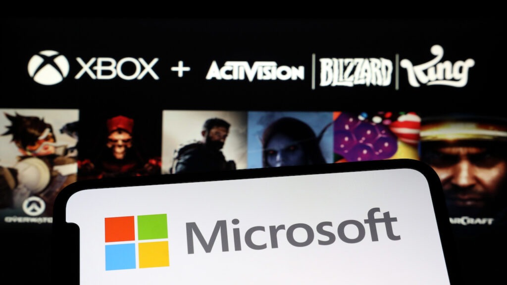 Il logo di Microsoft mentre sullo sfondo sono presenti i giochi di Activision Blizzard