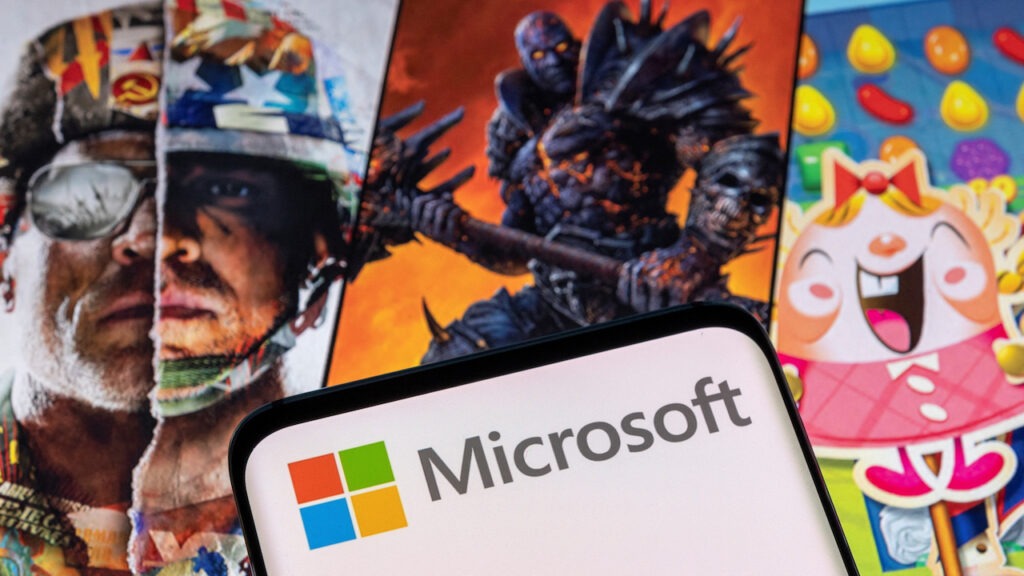 Il logo di Microsoft con sullo sfondo i giochi di Activision Blizzard