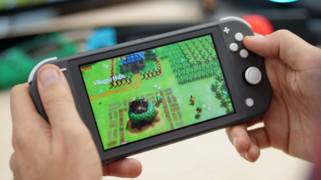 Nintendo Switch Lite nelle mani di un utente