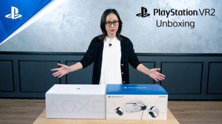 Dirigente di Sony che effettua l'unboxing del PlayStation VR2
