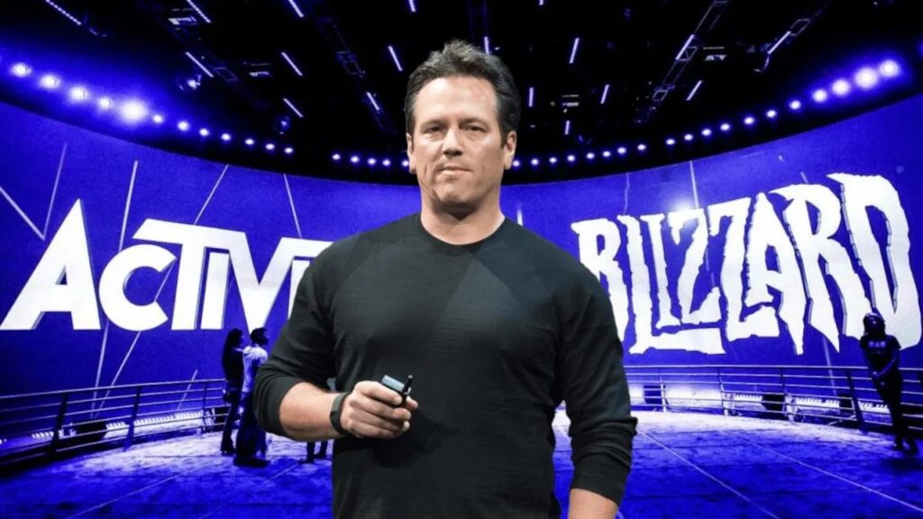 Phil Spencer con il logo di Activision Blizzard sullo sfondo