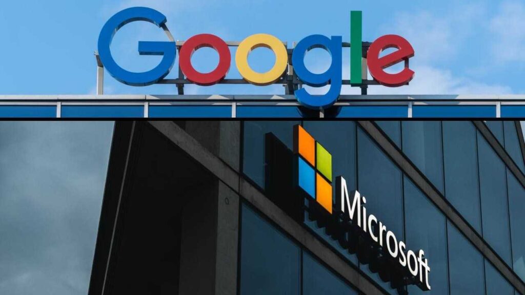 Il logo di Google sopra a quello di Microsoft