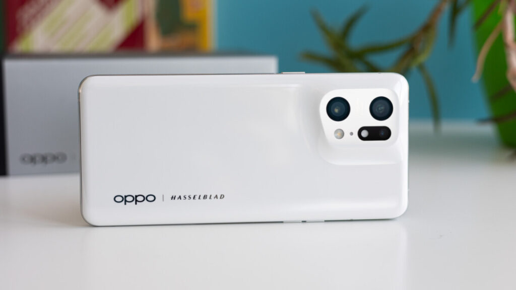 OPPO Find X5 Pro con tripla fotocamere in offerta su Amazon