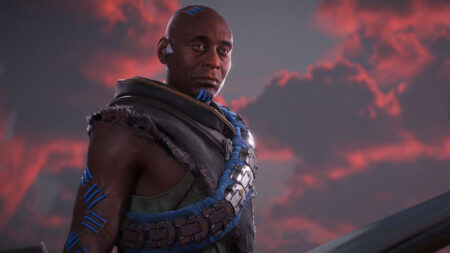 Lance Reddick mentre interpreta Sylens di Horizon Forbidden West