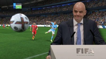 Un calciatore di FIFA che calcia un pallone ed Infantino sulla destra