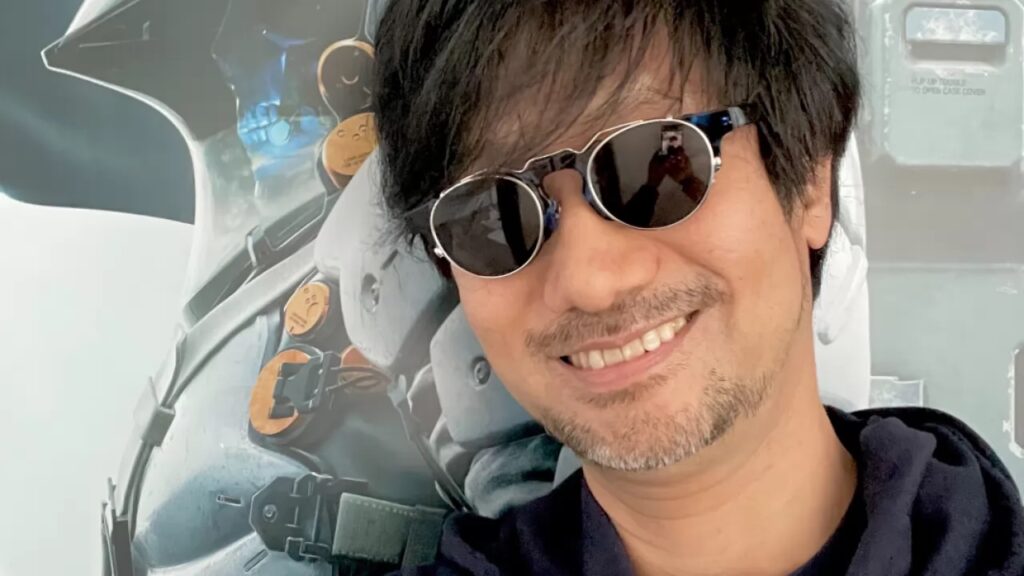 Hideo Kojima in primo piano mentre sorride
