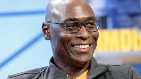 Lance Reddick che ride in primo piano