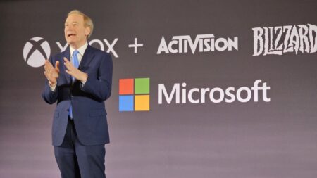 Brad Smith di Microsoft con il logo di Activision Blizzard sullo sfondo