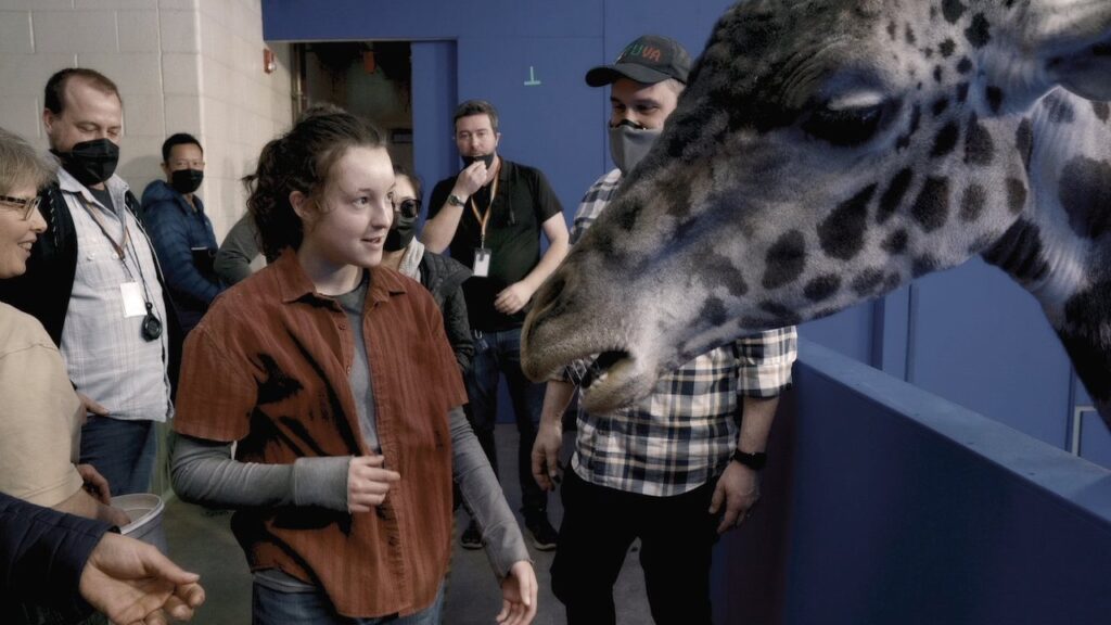 Bella Ramsey e la giraffa Nabo della Serie TV di The Last of Us