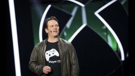 Phil Spencer in primo piano con il logo di Xbox dietro