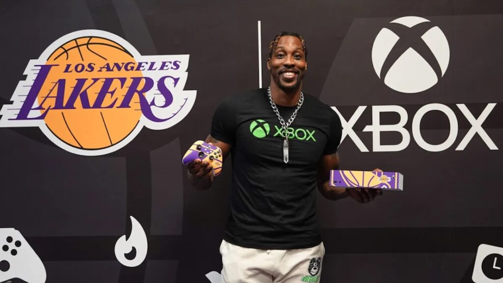 Un giocatore dei Los Angeles Lakers con una Xbox Series S custom in mano