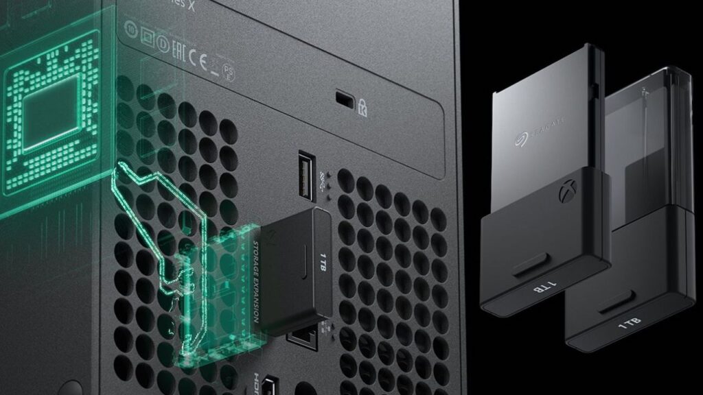 La parte posteriore di Xbox Series X con le schede di memoria esterne