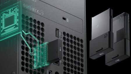La parte posteriore di Xbox Series X con le schede di memoria esterne
