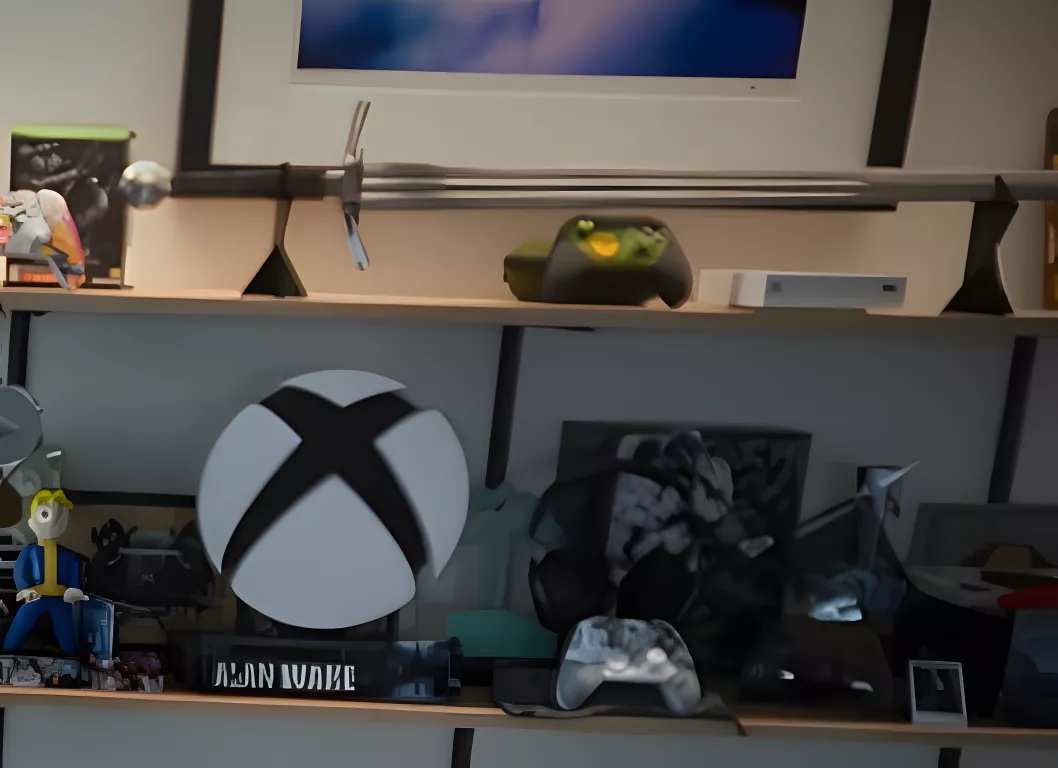 Il logo di Xbox con Keystone sulla mensola di Phil Spencer