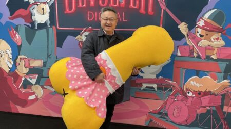 Yoshida di Sony con un in mano un pene peluche in regalo