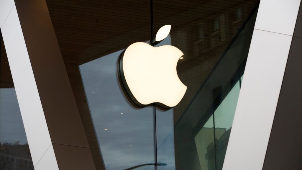 Il logo di Apple in primo piano