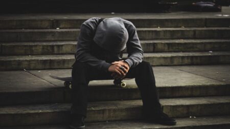 Chiama NPC uno sconosciuto per strada e viene accoltellato Un ragazzo sconfortato con un cappuccio sulla testa