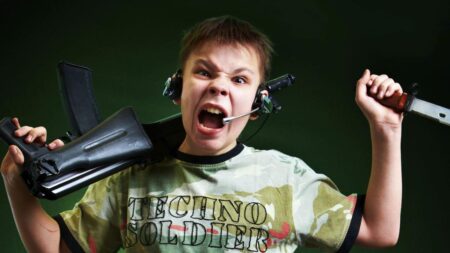 I videogiochi e la violenza, un collegamento che continua a far discutere! Un bambino con coltello ed arma che urla molto arrabbiato