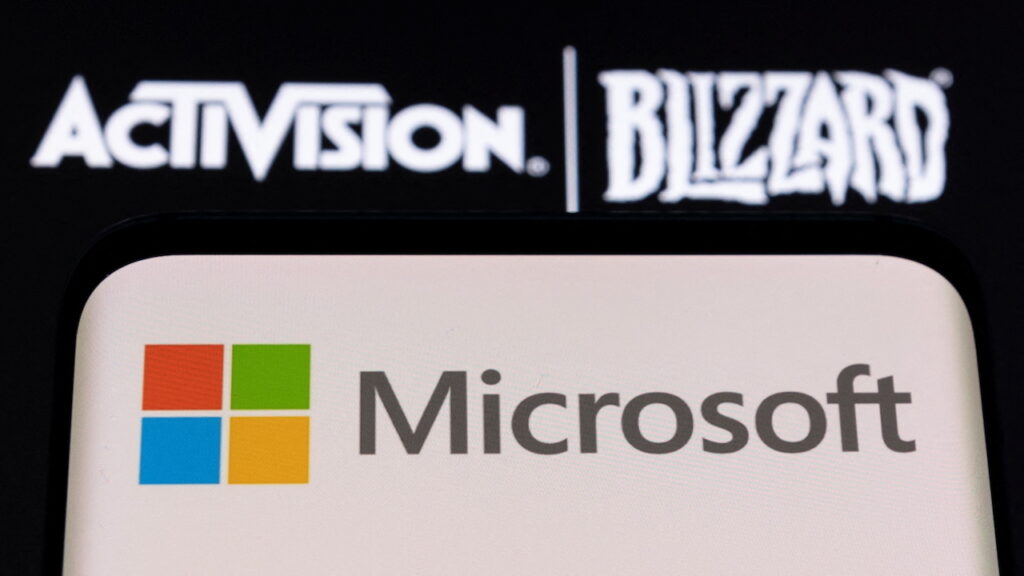 Il logo di Microsoft in primo piano con sullo sfondo quello di Activision Blizzard
