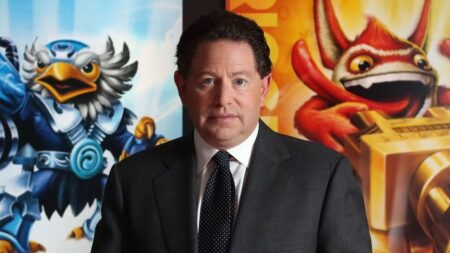 Bobby Kotick di Activision Blizzard con dei giochi dietro