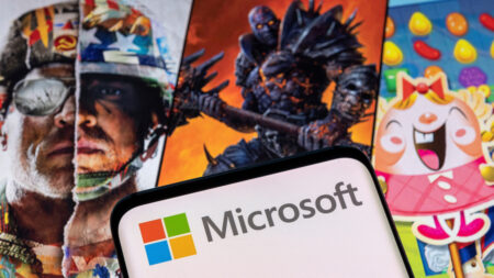 Il logo di Microsoft con sullo sfondo alcuni giochi di Activision Blizzard