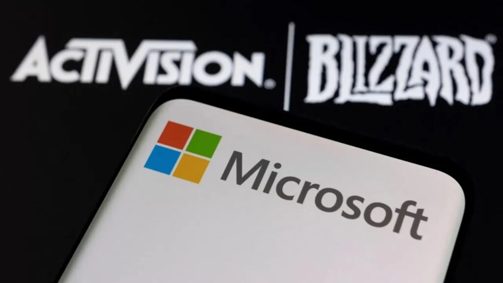 Il logo di Microsoft con sullo sfondo quello di Activision Blizzard