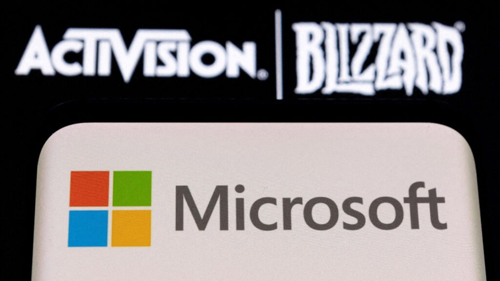 Il logo di Microsoft con quelli di Activision Blizzard