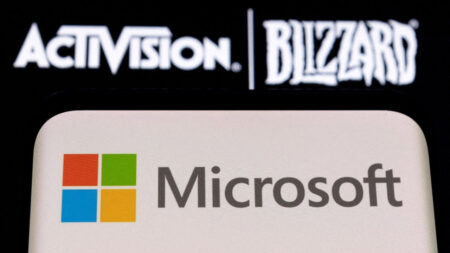 Il logo di Microsoft con quelli di Activision Blizzard
