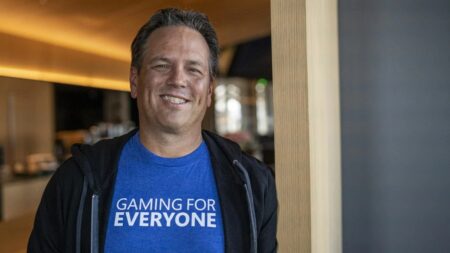 Phil Spencer con una maglia su cui è scritto "GAMING FOR EVERYONE"