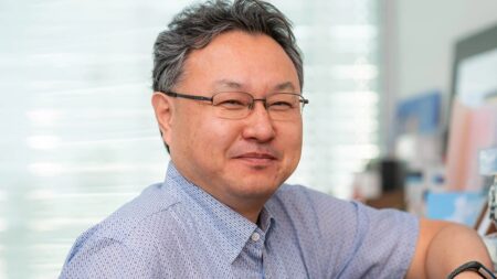 Shuhei Yoshida di Sony PlayStation che guarda in camera sorridente