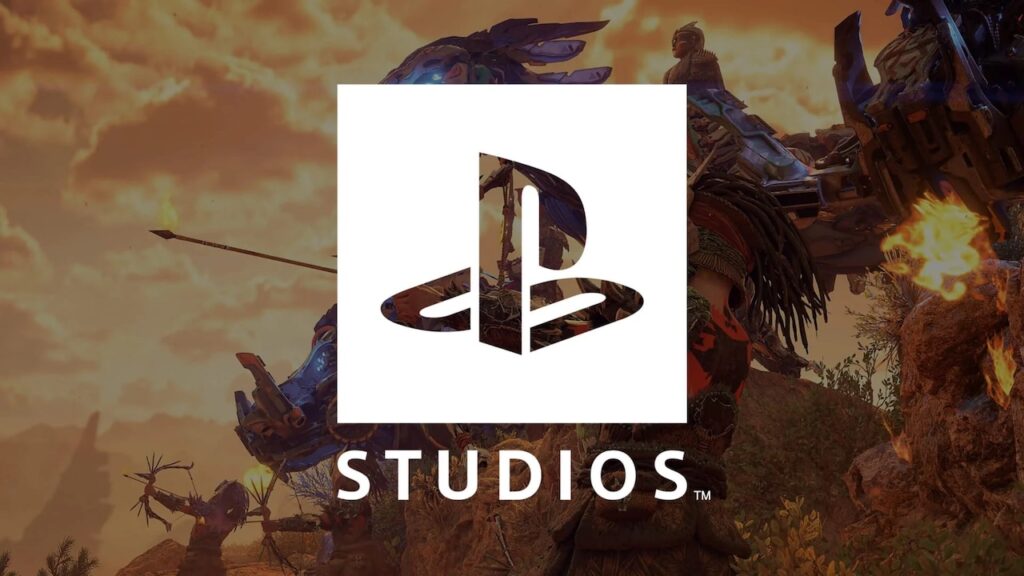 Il logo dei PlayStation Studios con sullo sfondo alcuni personaggi di Horizon Forbidden West
