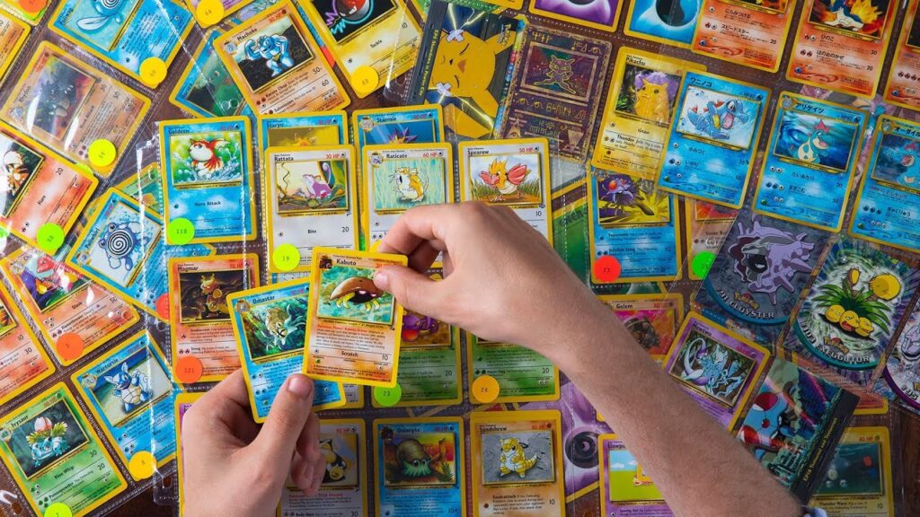 Tante carte collezionabilii Pokémon su un tavolo