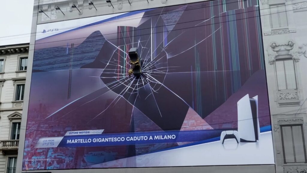 Il martello di Thor a Milan con una PS5 in basso a destra