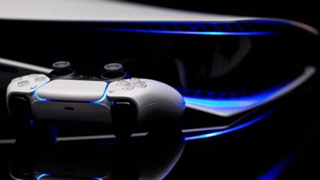 PS5 in verticale con un DualSense al fianco