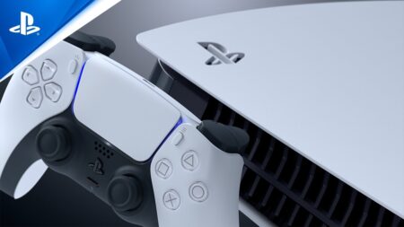 PS5 venderà altri 25 milioni di unità nell’anno fiscale 2023, prevede Sony Una PS5 in verticale con un DualSense di fianco