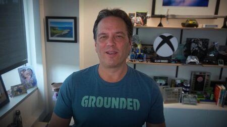Phil Spencer in primo piano con dietro il logo di Xbox e Keystone