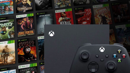 Una Xbox Series X in primo piano con i giochi Xbox sullo sfondo