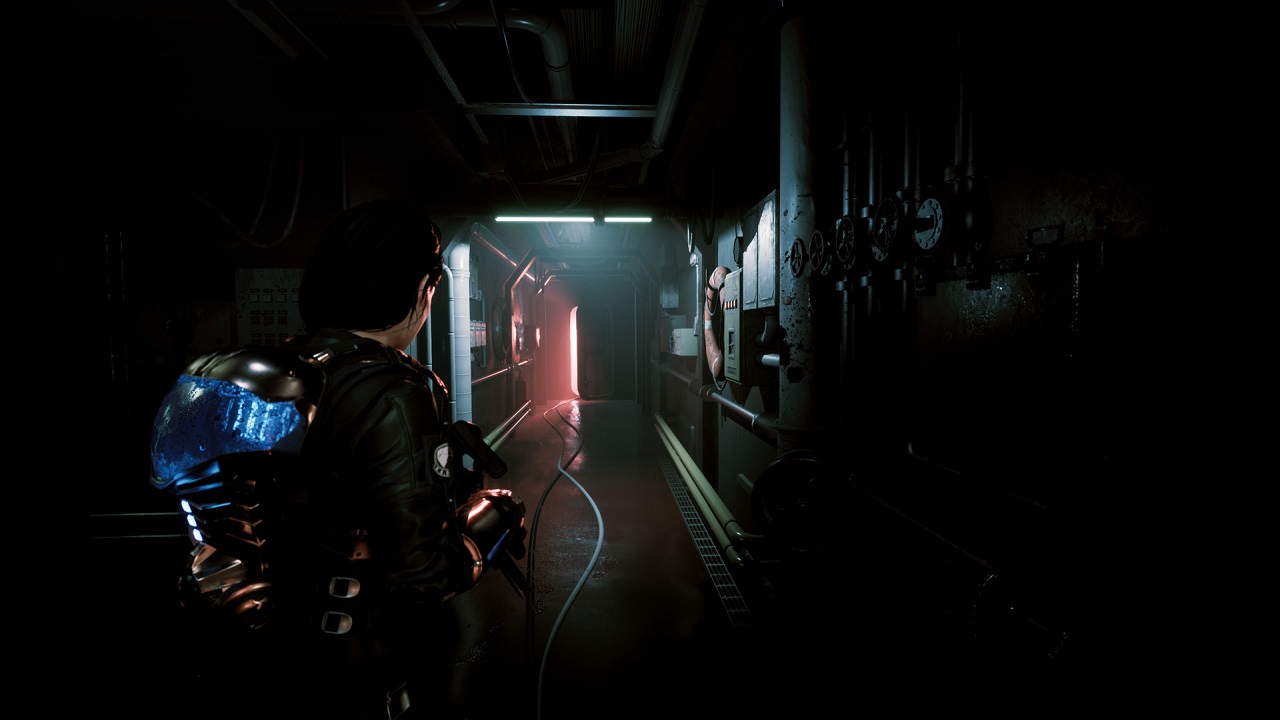 Reyes attraversa un corridoio, al cui termine appare una porta aperta, con luce rossa soffusa che proviene dall'interno